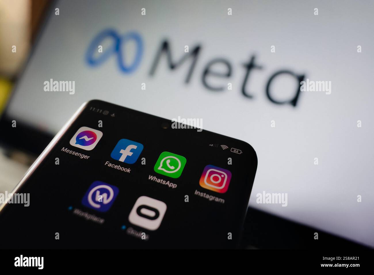 Smartphone avec Facebook, Messenger, WhatsApp, Instagram, applications Oculus et MÉTA logo de la société floue sur le fond. Concept pour Metaverse. Novembre Banque D'Images