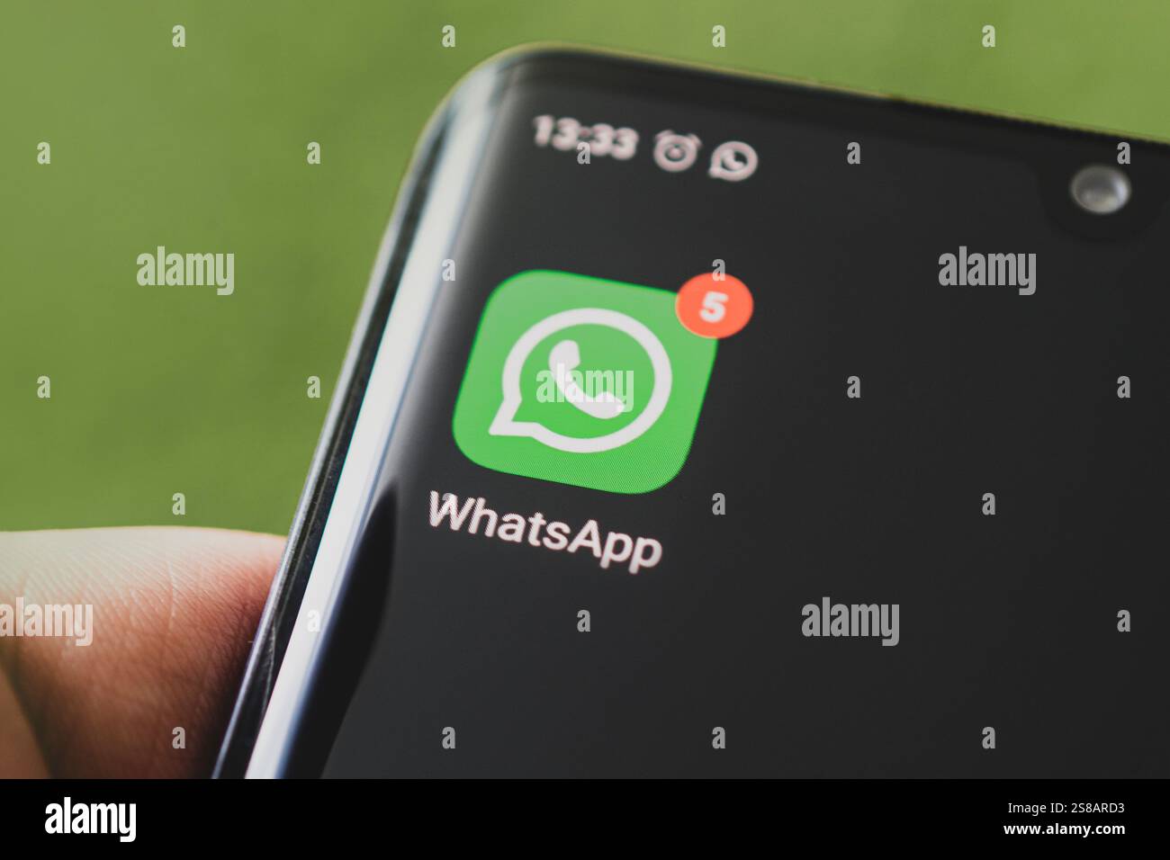 Icône de l'application whatsapp, sur l'écran d'un smartphone noir. Barnaul, Russie, 10 février 2021 Banque D'Images