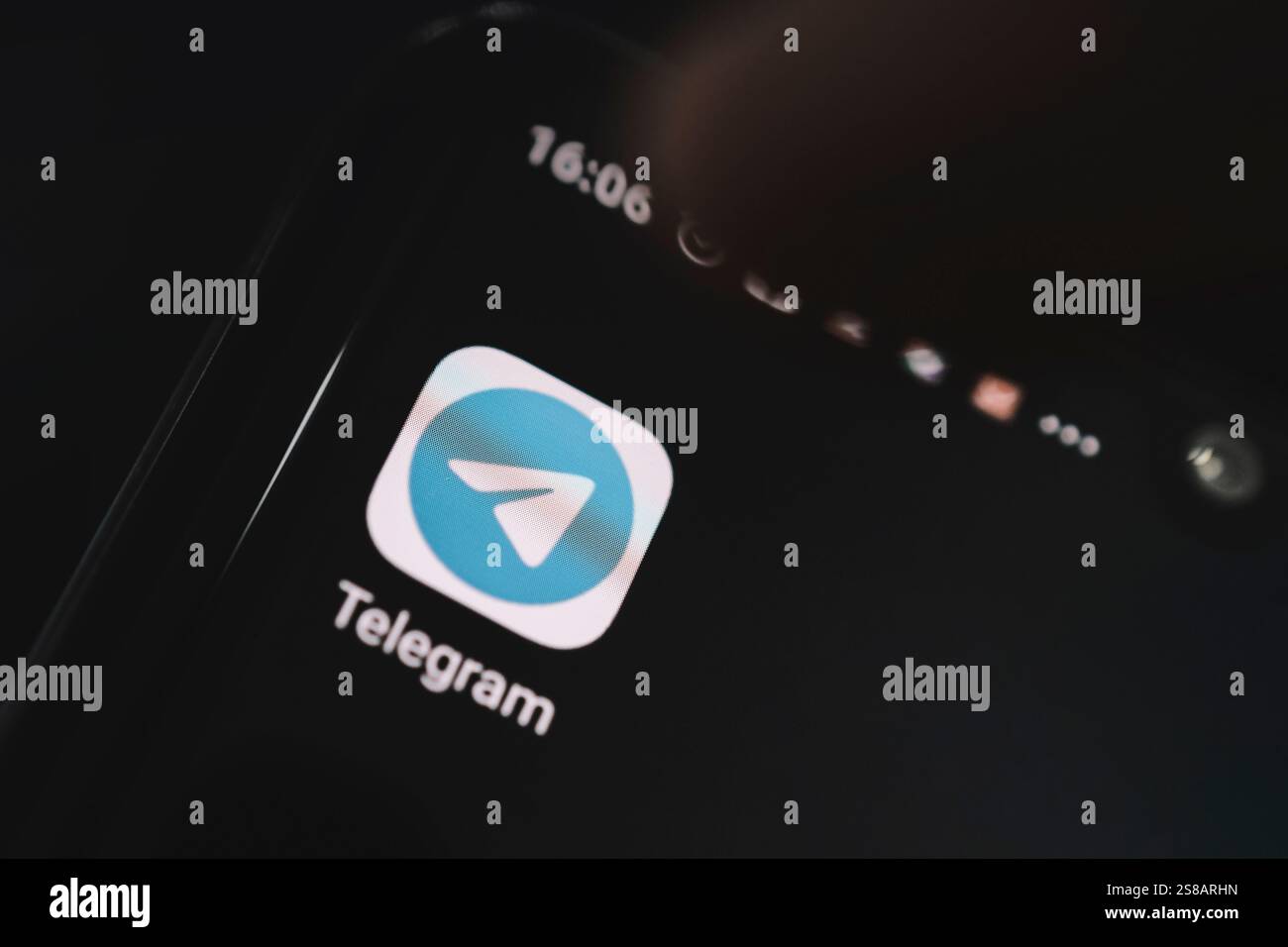 Barnaul. Russie. 9 février 2021 : icône d'application de télégramme sur l'écran du smartphone en gros plan. Icône d'application de télégramme avec espace de copie Banque D'Images