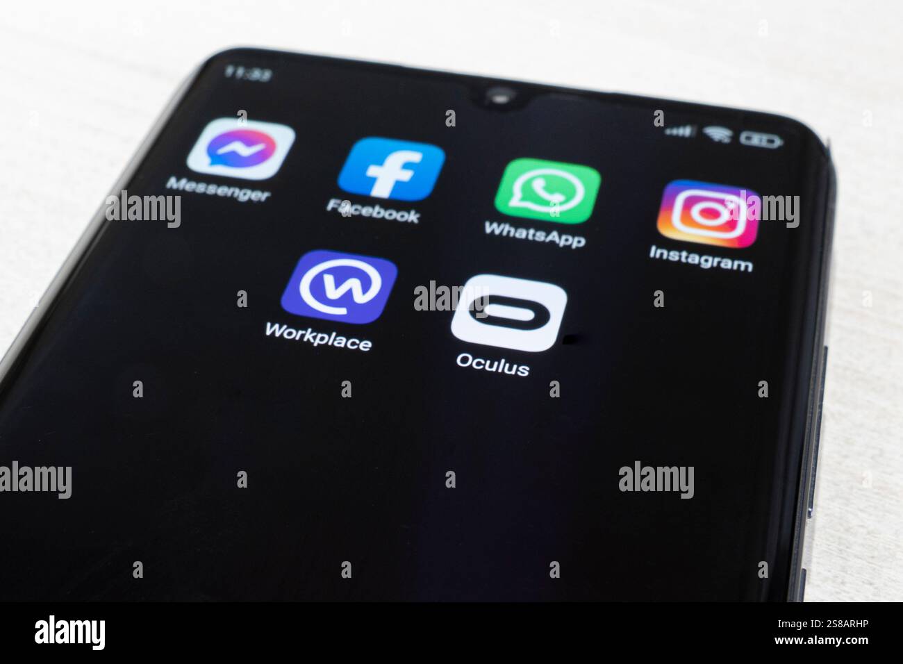 Diverses icônes des entreprises appartenant au métaverse Facebook sur l'écran noir du smartphone.Concept pour Metaverse.3 novembre 2021.Bar Banque D'Images