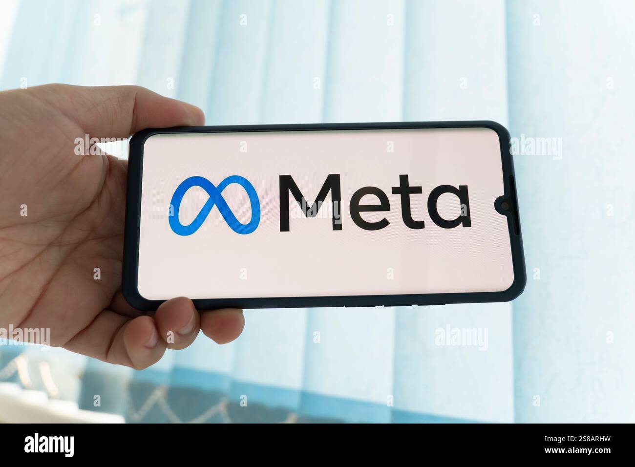 3 novembre 2021.Barnaul, Russie : le logo META est affiché sur l'écran d'un smartphone.Meta est le nouveau nom d'entreprise de Facebook.Plate-forme de médias sociaux. Banque D'Images