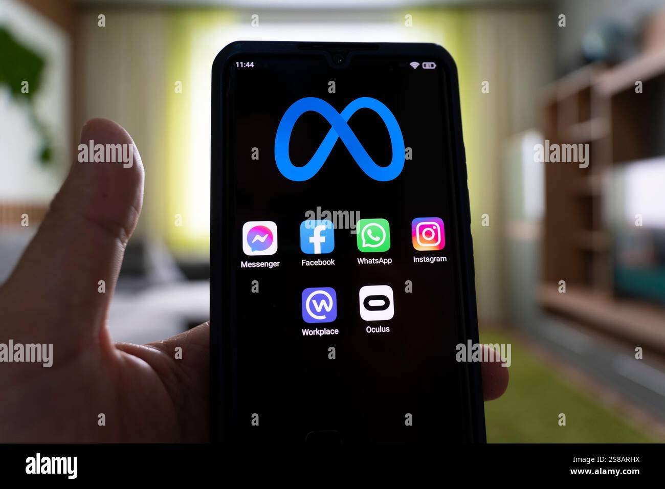 3 novembre 2021. Barnaul, Russie : smartphone avec Facebook, Whatsapp, Oculus, Workplace et icône d'application Instagram sur le fond du logo Meta. Facebo Banque D'Images