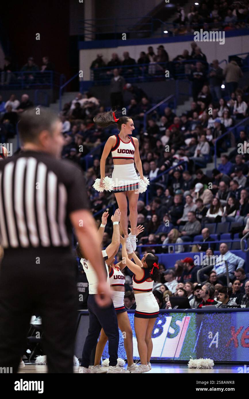Hartford, Connecticut, États-Unis. 21 janvier 2025. Cheerleaders UCONN pendant le match de basket-ball Butler Bulldogs et UConn Huskies au XL Center Hatrford CT. (Crédit image : © James Patrick Cooper/ZUMA Press Wire) USAGE ÉDITORIAL SEULEMENT! Non destiné à UN USAGE commercial ! Banque D'Images