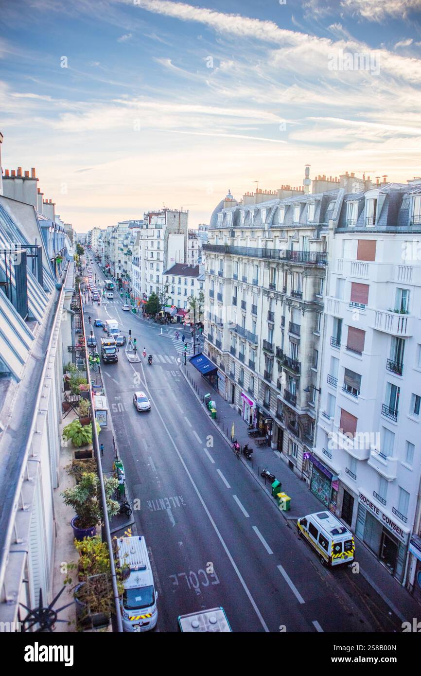Une rue résidentielle typique à Paris, France Banque D'Images