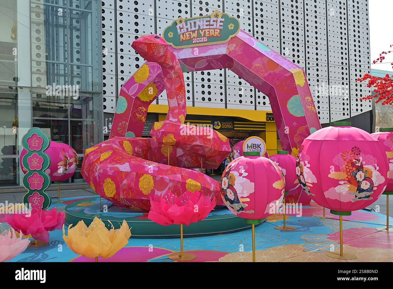 Une gigantesque installation de serpents face à un centre commercial populaire dans la capitale thaïlandaise, Bangkok, alors que le pays se déguise pour le nouvel an chinois 2025 Banque D'Images