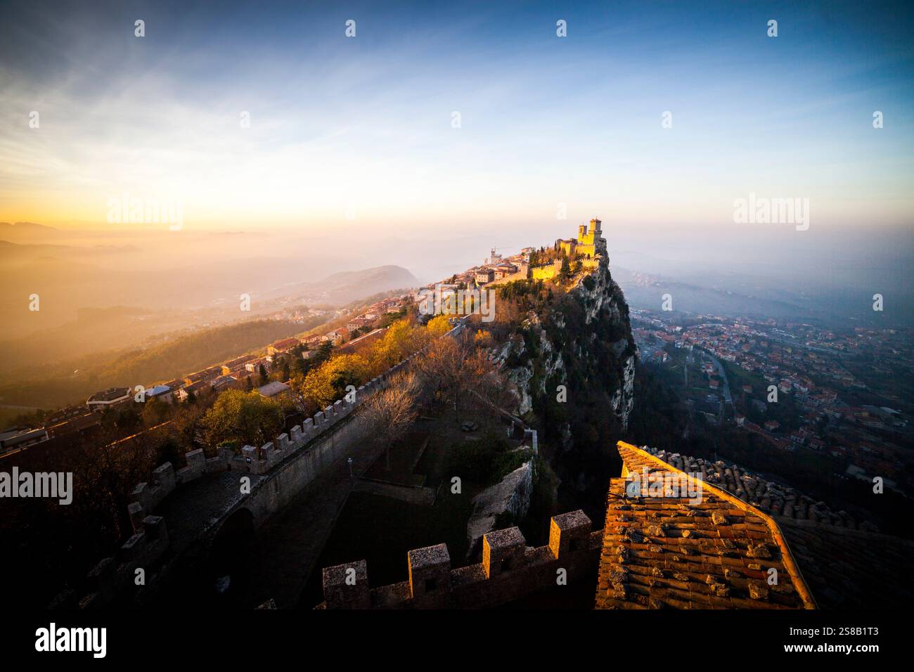 Vue sur les forteresses de Monte Titano, Saint-Marin Banque D'Images