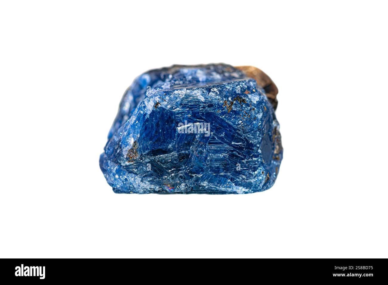 Pierre gemme naturelle saphir bleu brut sur fond blanc (groupe de pierres précieuses de corindon) Banque D'Images