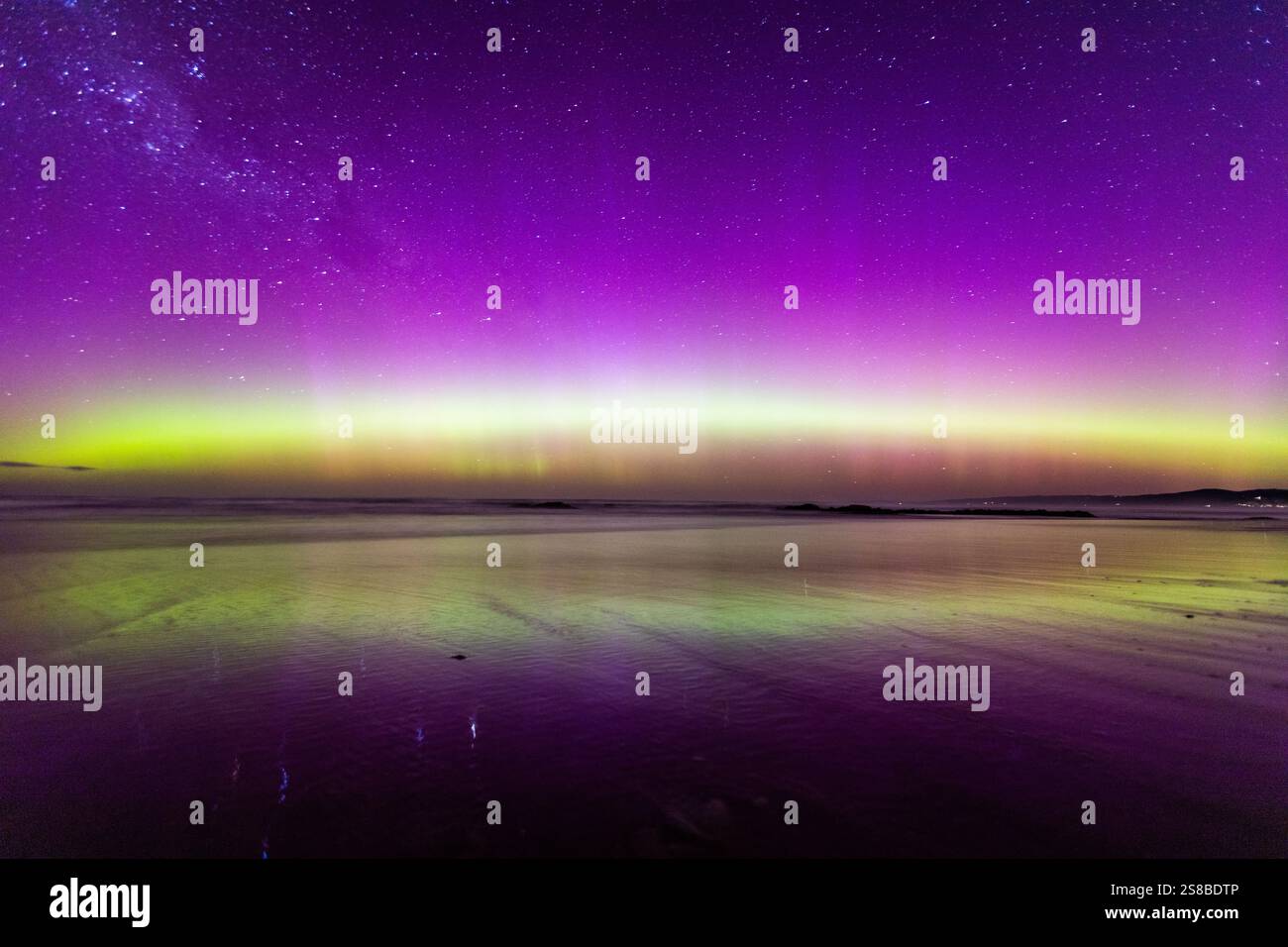 Les superbes aurores australes (aurora australis) s'étalent au-dessus de Dunedin, région d'Otago, Nouvelle-Zélande. Banque D'Images