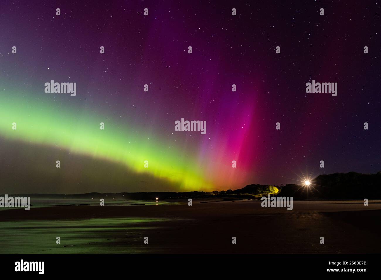 Les superbes aurores australes (aurora australis) s'étalent au-dessus de Dunedin, région d'Otago, Nouvelle-Zélande. Banque D'Images