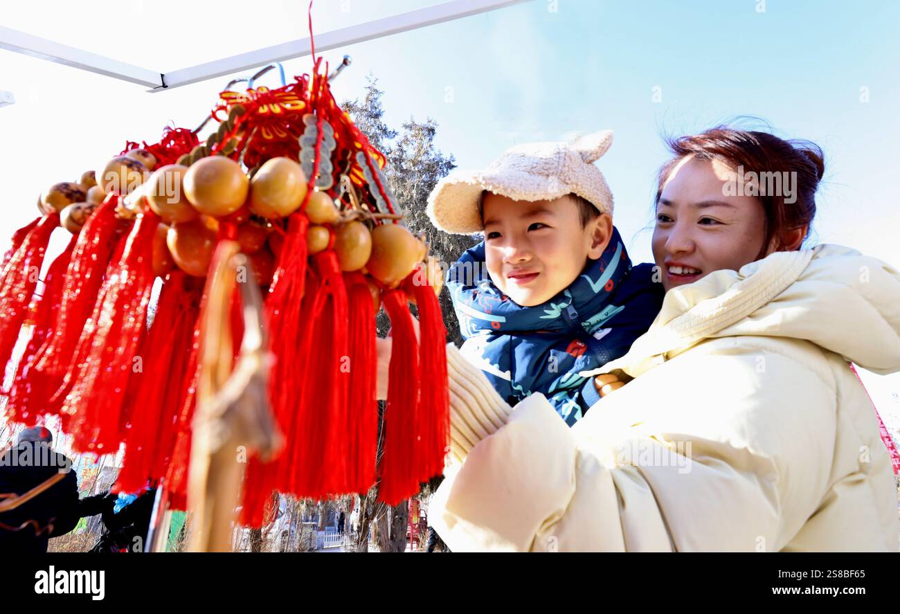Zhangye, Chine. 22 janvier 2025. Les touristes voient des produits du patrimoine culturel immatériel sur une place culturelle dans le village de Zhenjiang, ville de Heiquan, comté de Gaotai, ville de Zhangye, province du Gansu du Nord-Ouest de la Chine, le 21 janvier 2025. (Photo de Costfoto/NurPhoto) crédit : NurPhoto SRL/Alamy Live News Banque D'Images