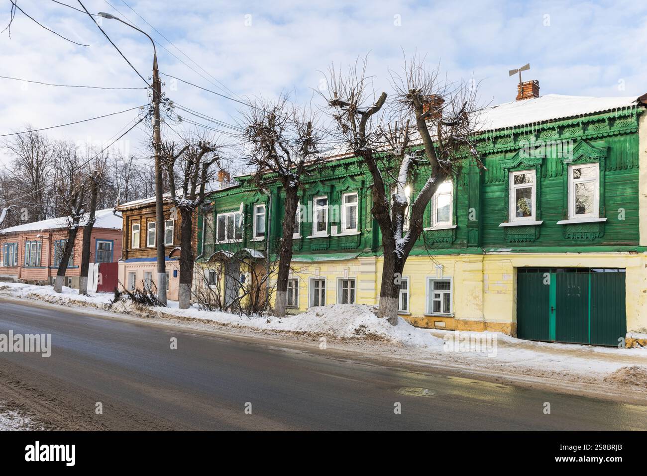 Quartier de la vieille ville de Vladimir, vue sur la rue. Vieilles maisons résidentielles en bois se dressent en rangée le long de la rue un jour d'hiver Banque D'Images