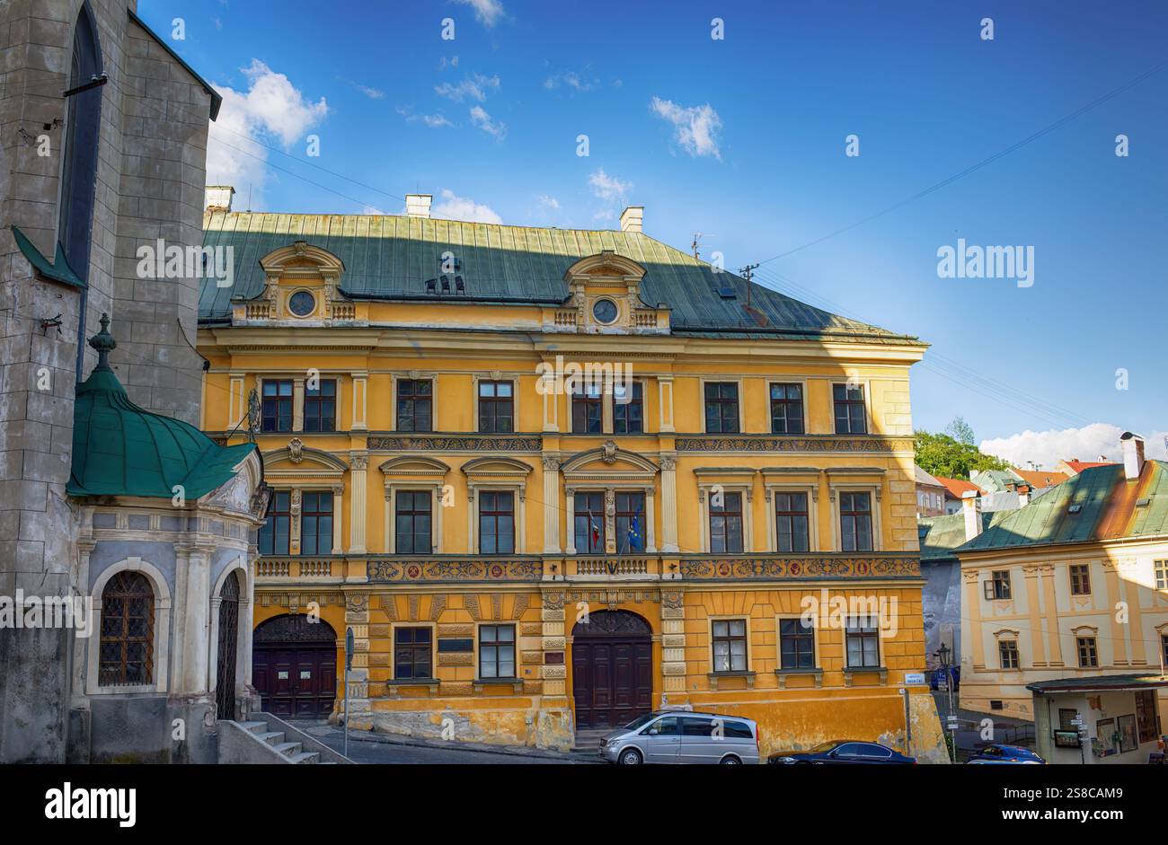Banska Stiavnica, Slovaquie - 12 mai ,2024 : bâtiments historiques sur la rue Kammerhofska ulica Banque D'Images
