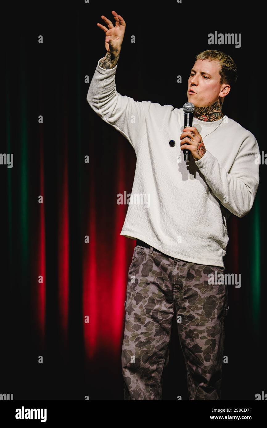 Berne, Suisse. 21 janvier 2025. Le comédien suisse Fabio Landert présente un spectacle comique à Bierhübeli à Berne. Crédit : Gonzales photo/Alamy Live News Banque D'Images