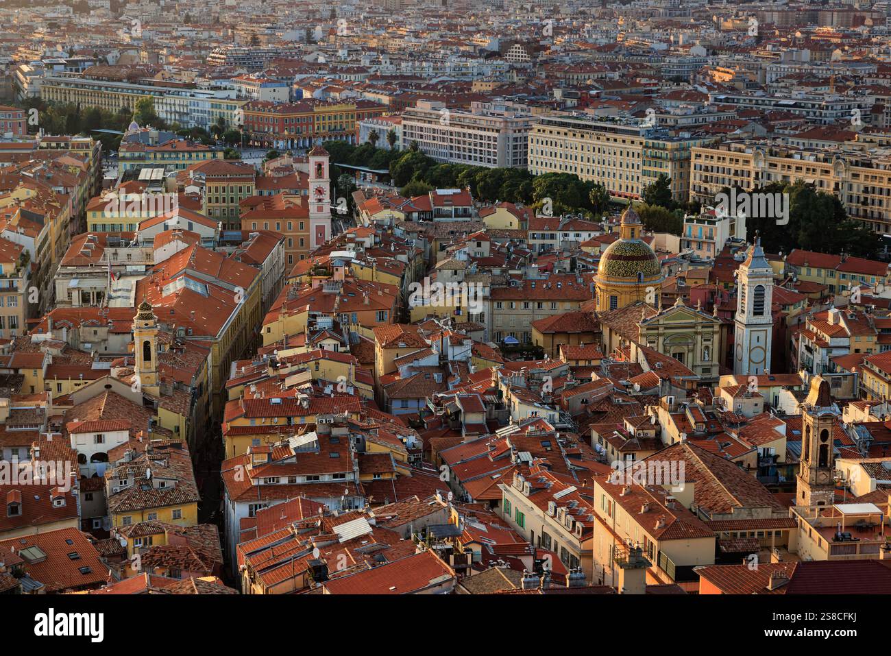 Une vue aérienne de la vieille ville de Nice, France, avec des toits de tuiles rouges, des églises historiques, des façades colorées, et des rues charmantes sous la chaleur Banque D'Images