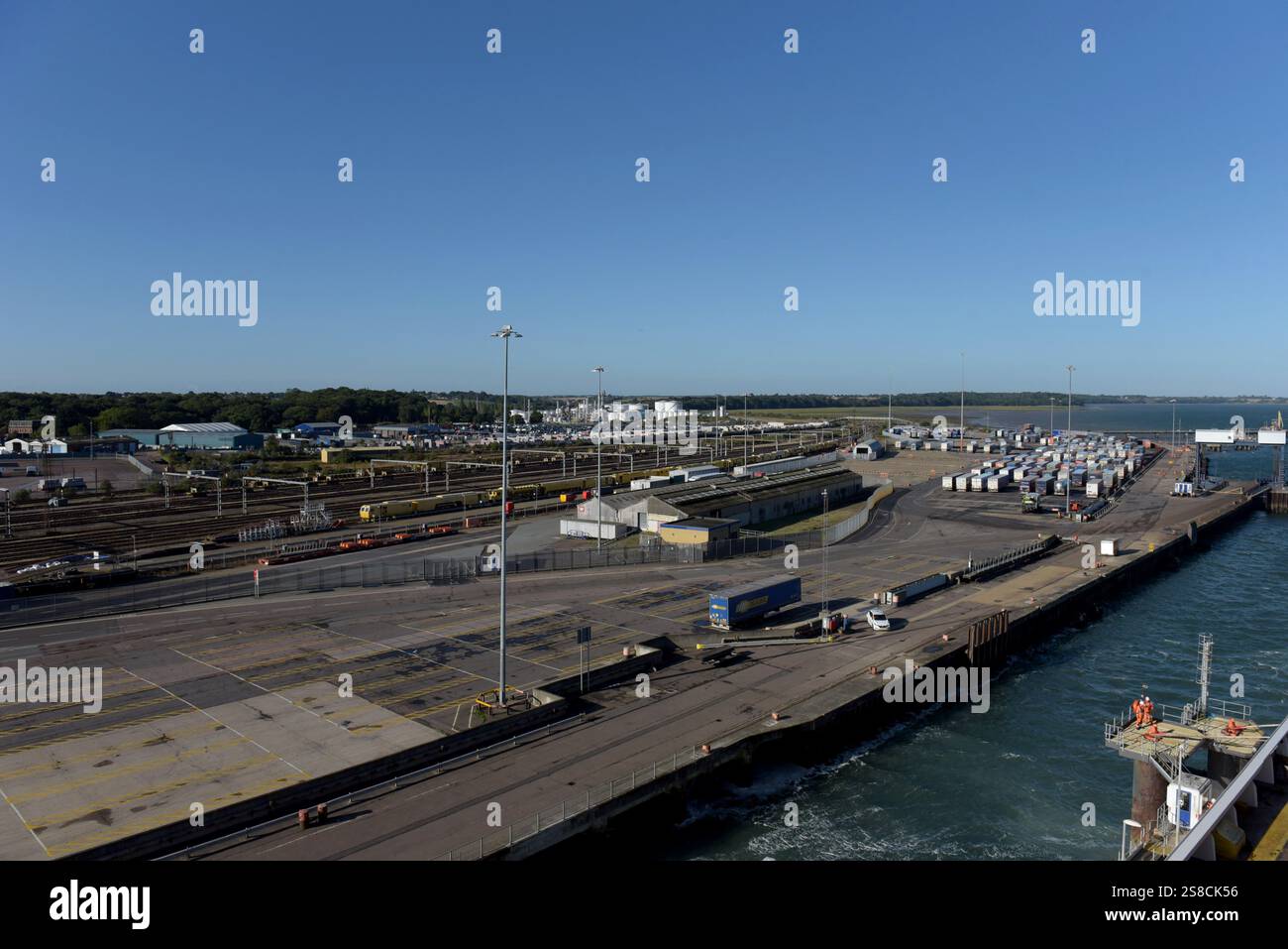 Vue depuis un ferry au départ du quai rempli de camions poids lourd, Harwich, Royaume-Uni, septembre 2024 Banque D'Images
