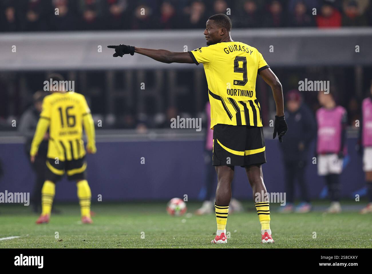Serhou Guirassy (Borussia Dortmund) lors du match de l'UEFA Cchampions League entre Bologne 2-1 Borussia Dortmund au stade Renato Dallara le 21 janvier 2025 à Bologne, Italie. Crédit : Maurizio Borsari/AFLO/Alamy Live News Banque D'Images