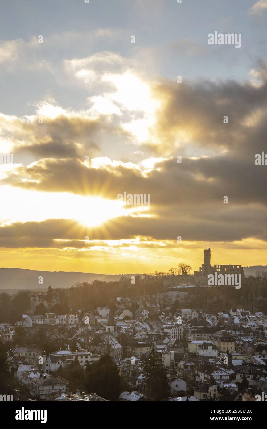 Point de vue et paysage pris dans la soirée au coucher du soleil. Temps froid et neige légère à Schlossblick. Vue sur le château et sur un village en hiver ne Banque D'Images