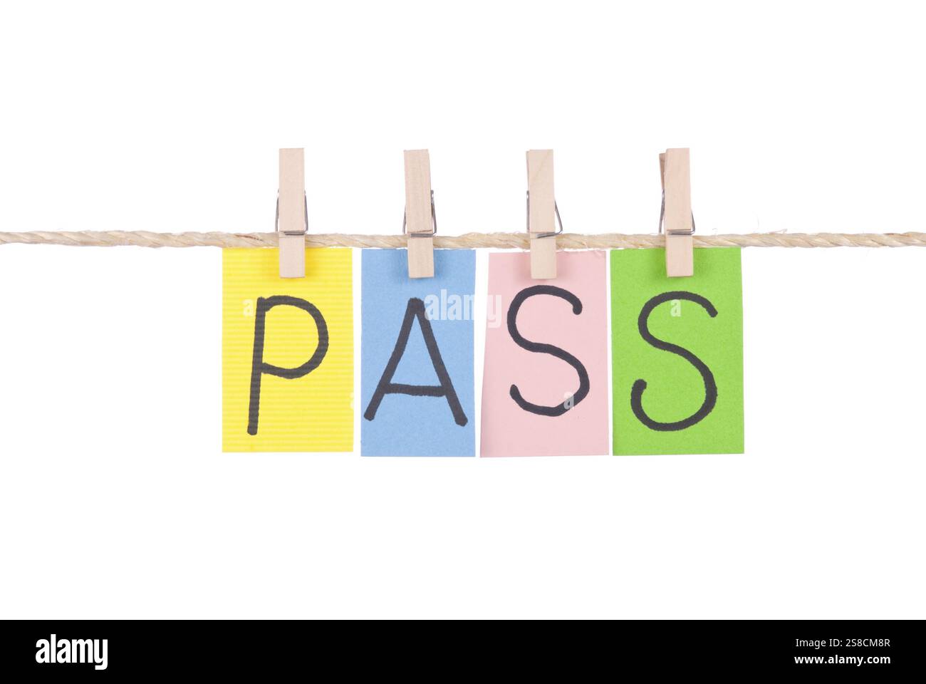 Passez, les mots colorés accrochent sur une corde par une cheville en bois Banque D'Images