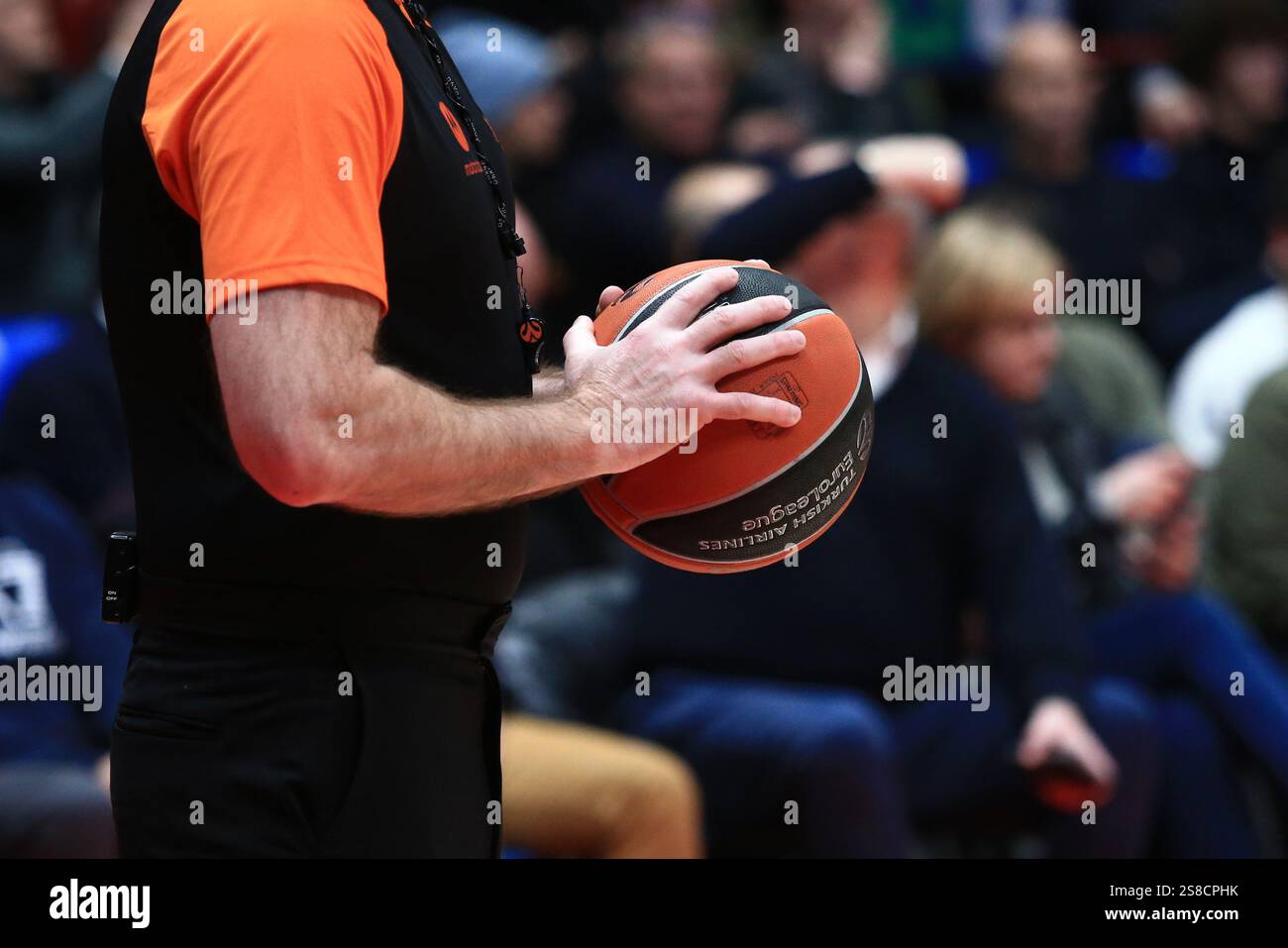 Milan, Italie- 14 janvier 2025 : L'arbitre Turkish Airlines Euroleague détient le ballon officiel lors du match entre l'EA7 Milan et l'ALBA Berlin Banque D'Images