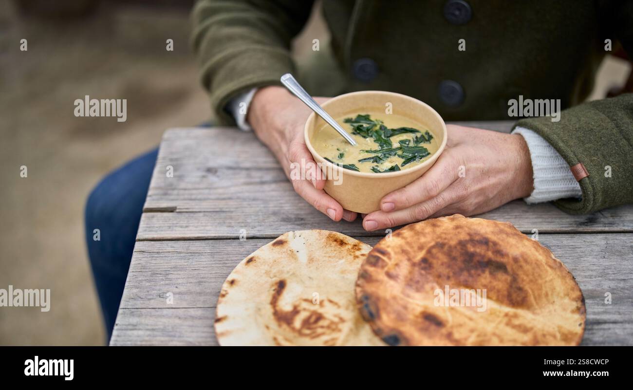 Soupe de céleri-rave et poireau d'hiver et pains plats cuits sur le feu au café Hidden Hut à Porthcurnick Beach, Cornwall, Royaume-Uni Banque D'Images