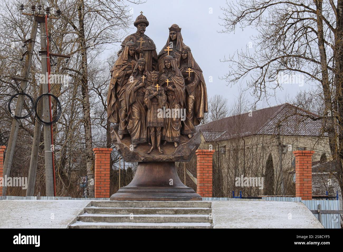 Ville de Dno, oblast de Pskov, Russie - 03 janvier 2025 : une sculpture moderne en bronze dédiée à la famille royale de Nicolas II, près de l'endroit où le Banque D'Images