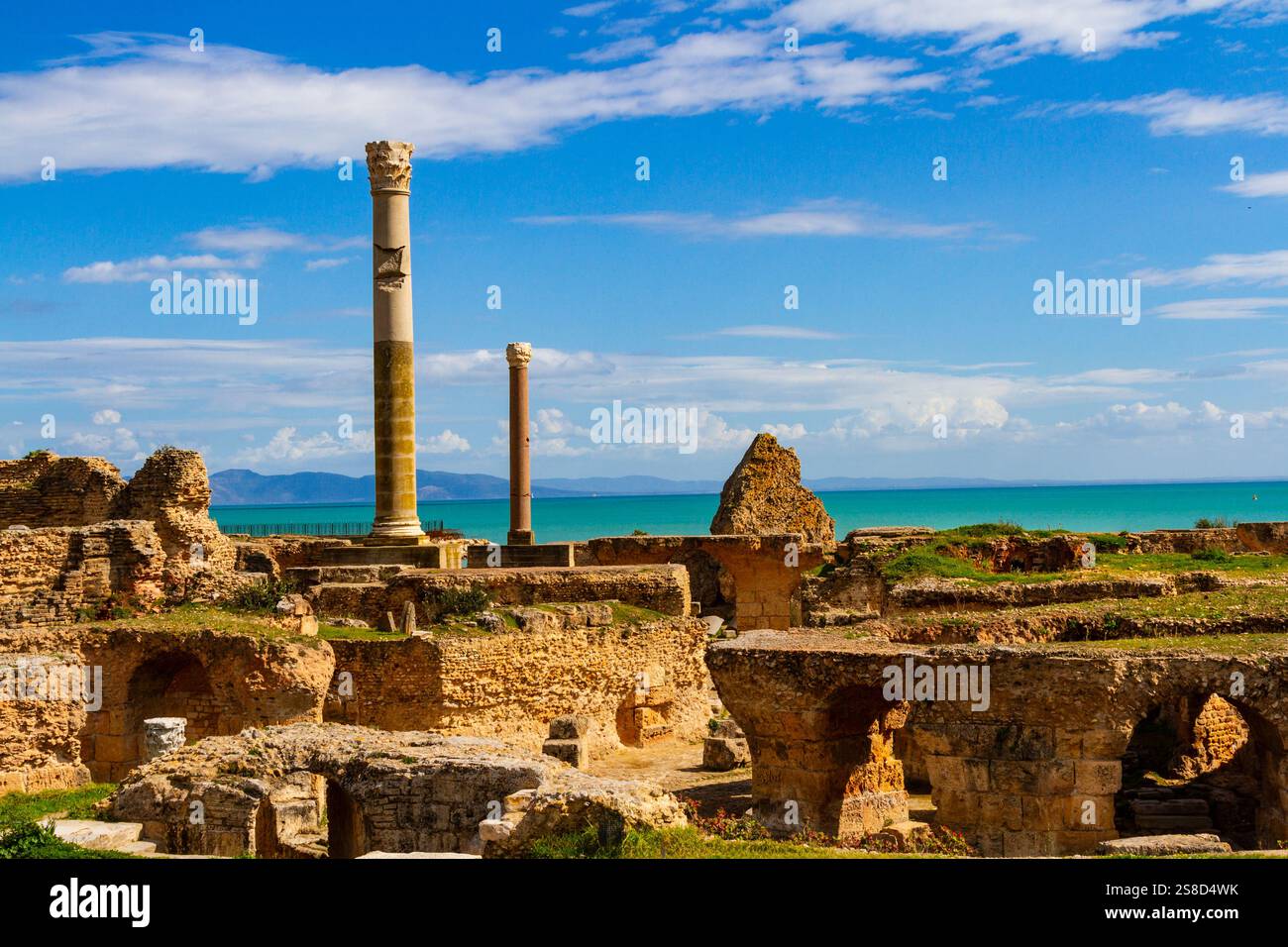 Ruines romaines des thermes d'Antonins à Carthage. Le golfe de Tunis en arrière-plan. Tunis, Tunisie, Afrique Banque D'Images