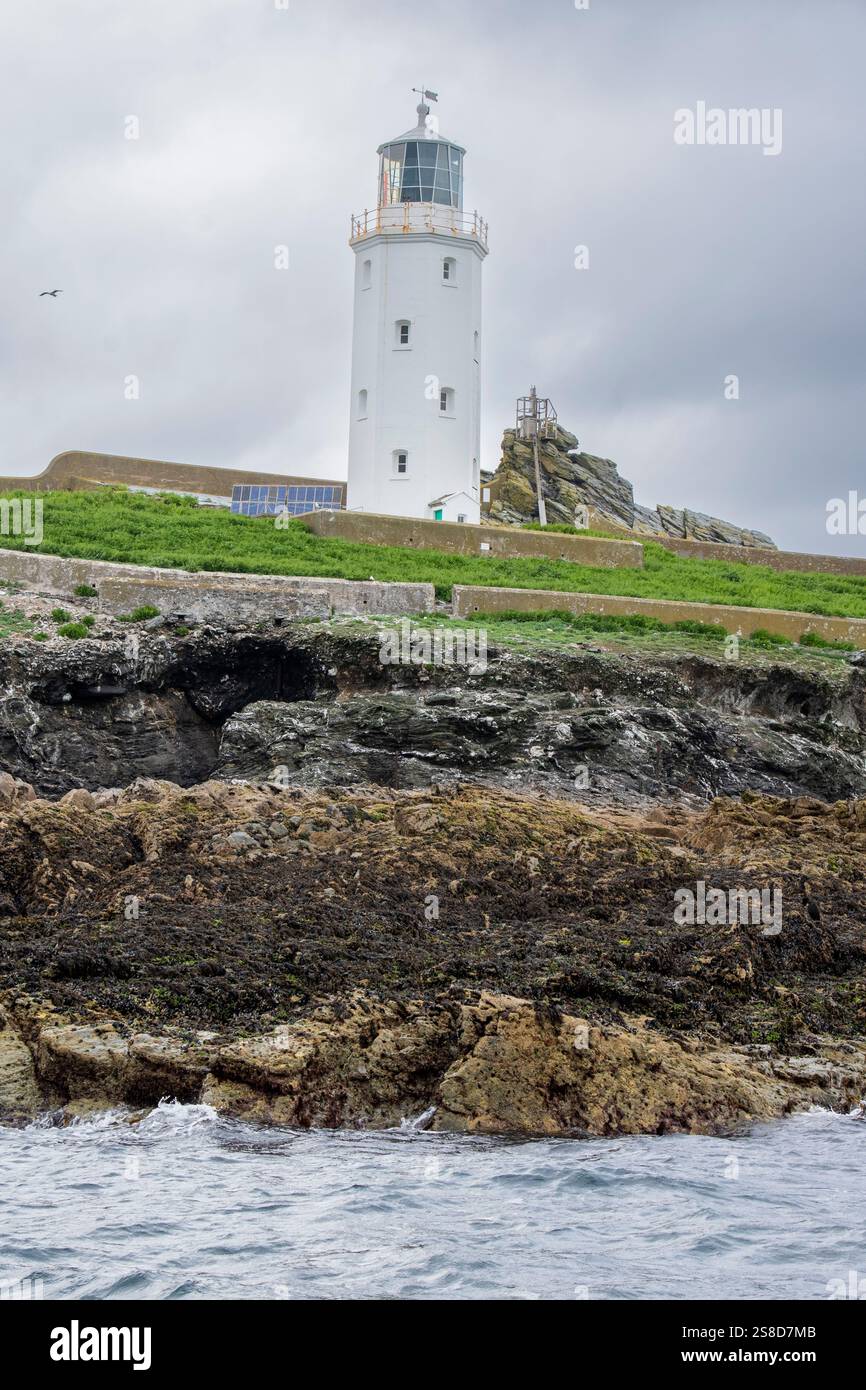 Cornouailles, Royaume-Uni : 21 juin 2024 – le phare de Godrey se trouve sur Seal Island, au large de la côte de Cornouailles, près de St Ives Banque D'Images