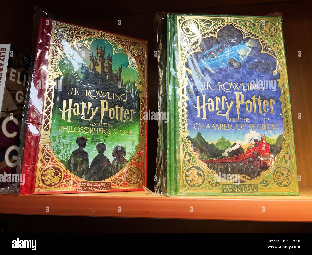 Kiev, Ukraine - 21 janvier 2025 : deux éditions superbement illustrées et rigides de livres Harry Potter exposées. Banque D'Images