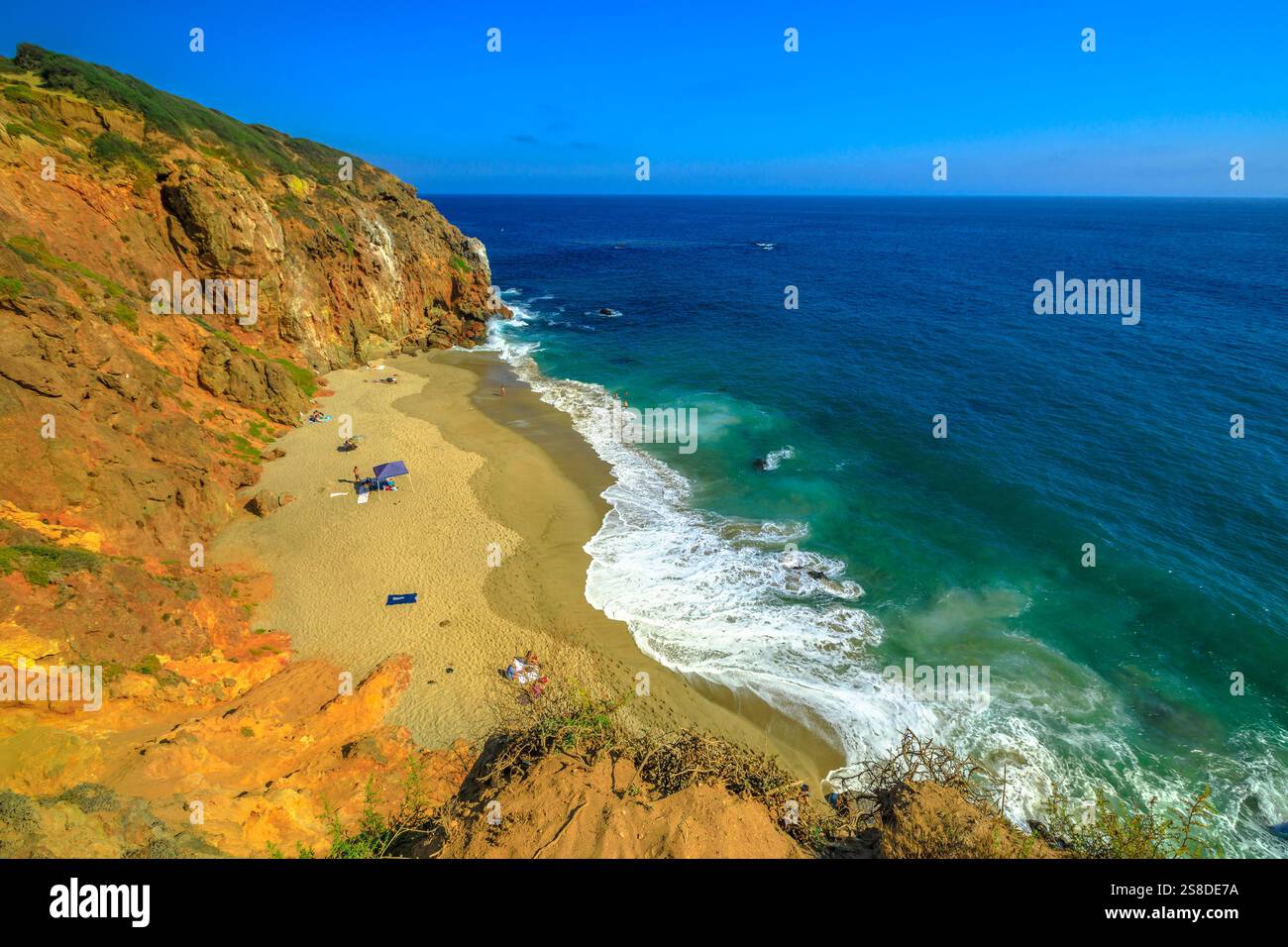 Côte ouest de la Californie. Vue panoramique de Pirates Cove Beach, une petite crique sur le côté ouest de point Dume, côte de Malibu, États-Unis. Ciel bleu, été Banque D'Images