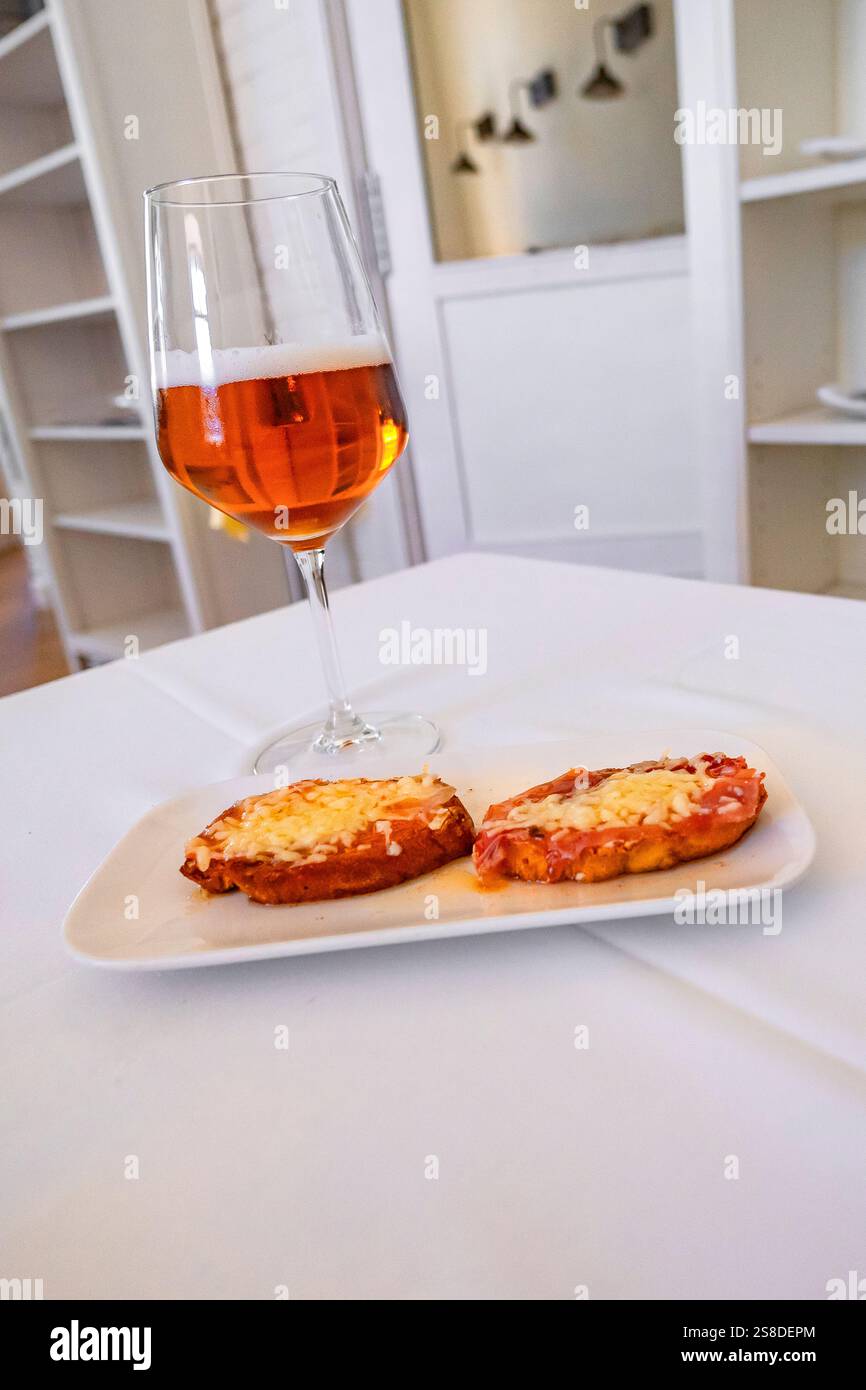 Tapa espagnole typique et bières au Restaurant Bar, Espagne, Europe Banque D'Images
