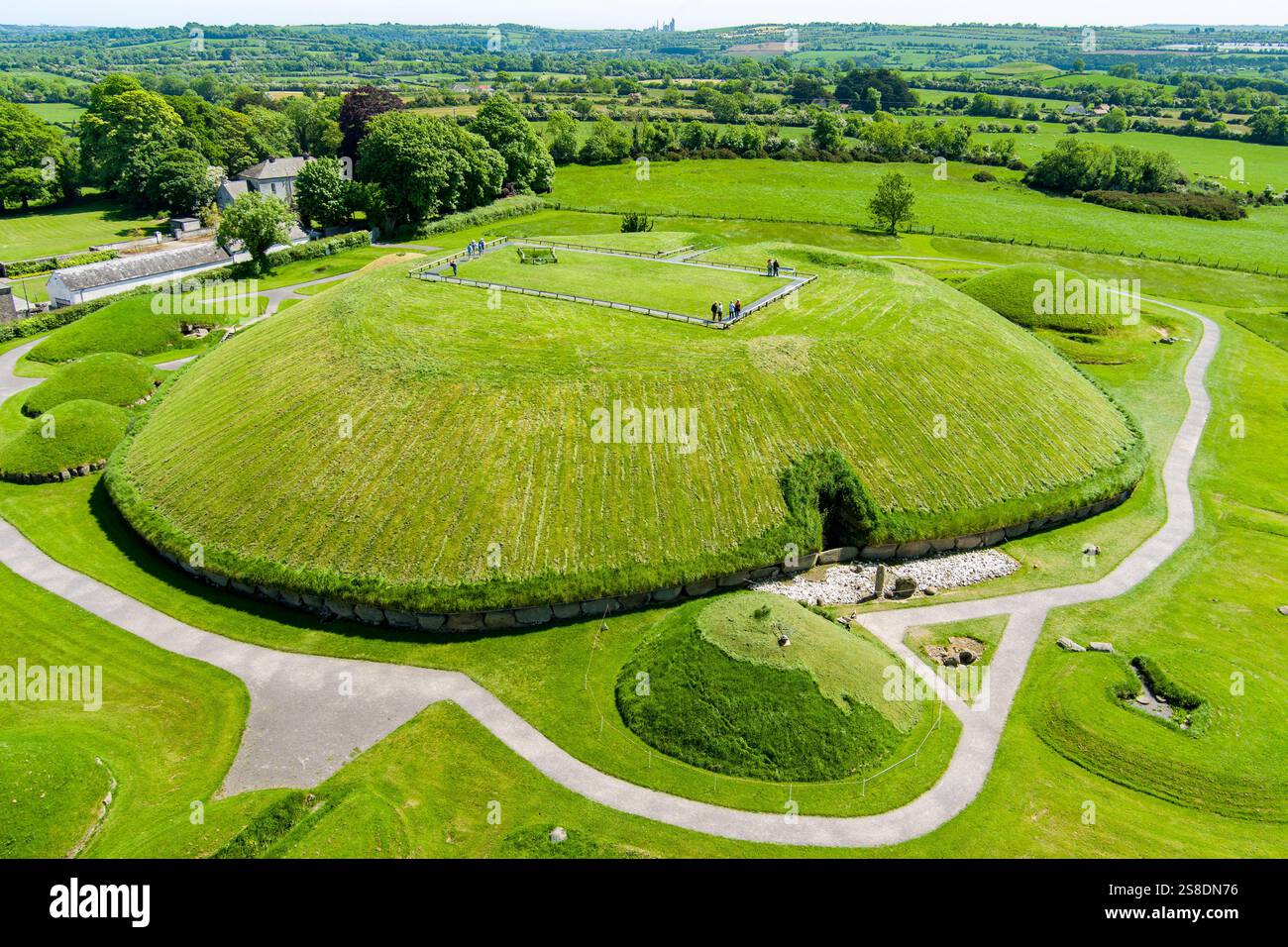 Vue aérienne de Knowth, le monument antique le plus grand et le plus remarquable d'Irlande. Tombes de passage préhistoriques spectaculaires, partie du patrimoine mondial Banque D'Images