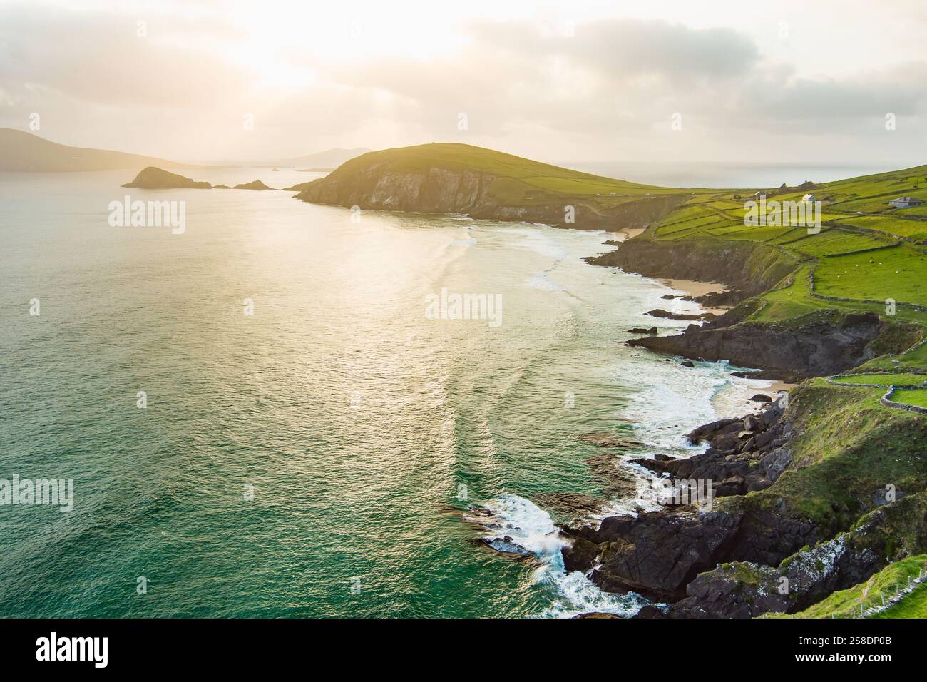 Magnifiques îles Blasket vues depuis Slea Head Drive, une route circulaire, faisant partie de la Wild Atlantic Way, commençant et se terminant dans la ville de Dingle Banque D'Images