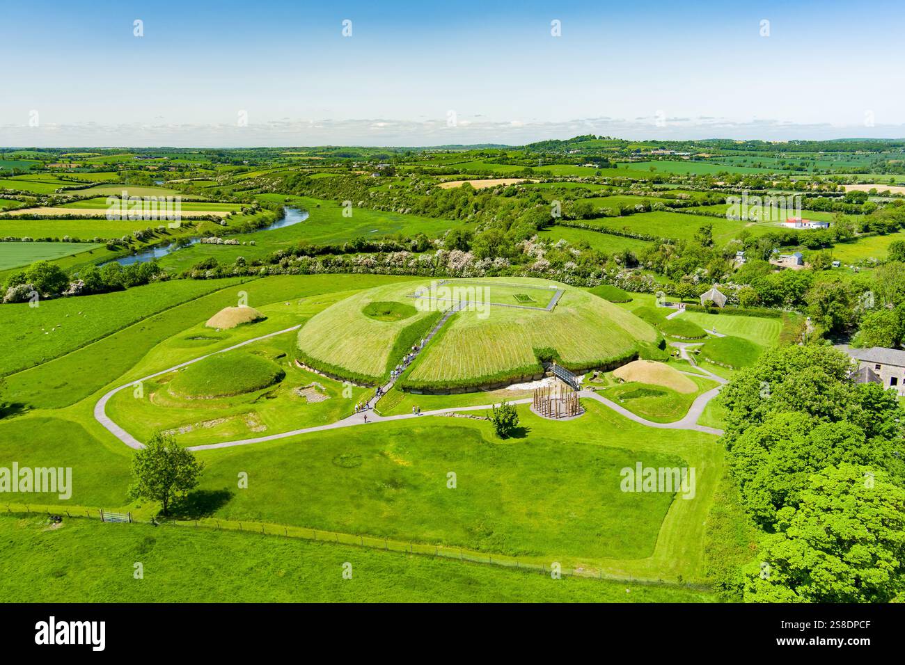 Vue aérienne de Knowth, le monument antique le plus grand et le plus remarquable d'Irlande. Tombes de passage préhistoriques spectaculaires, partie du patrimoine mondial Banque D'Images