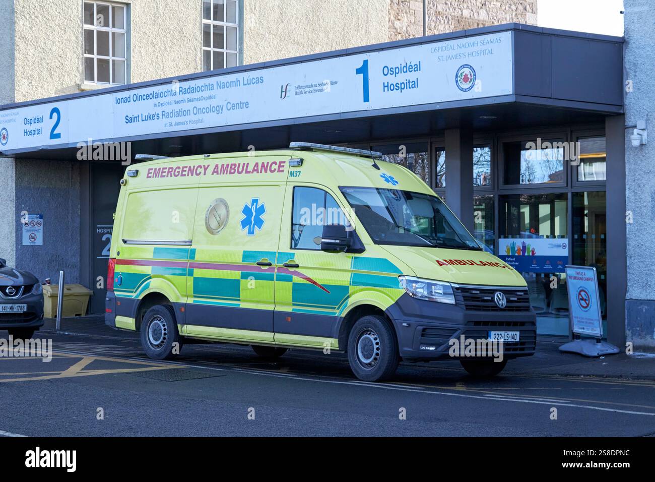 ambulance d'urgence devant l'entrée de st james hospital 1 et 2 saint lukes radation oncology centre dublin république d'irlande Banque D'Images