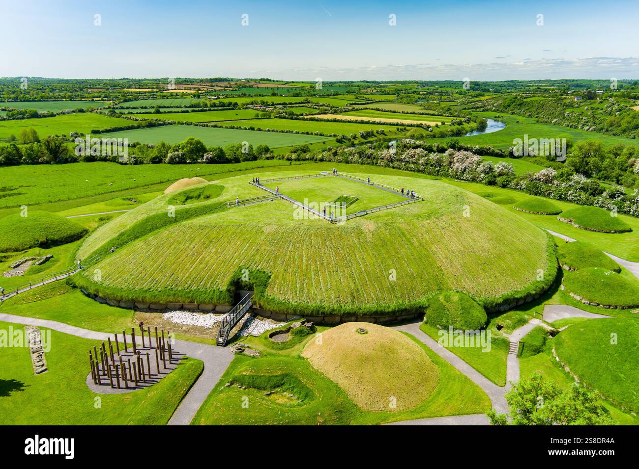 Vue aérienne de Knowth, le monument antique le plus grand et le plus remarquable d'Irlande. Tombes de passage préhistoriques spectaculaires, partie du patrimoine mondial Banque D'Images