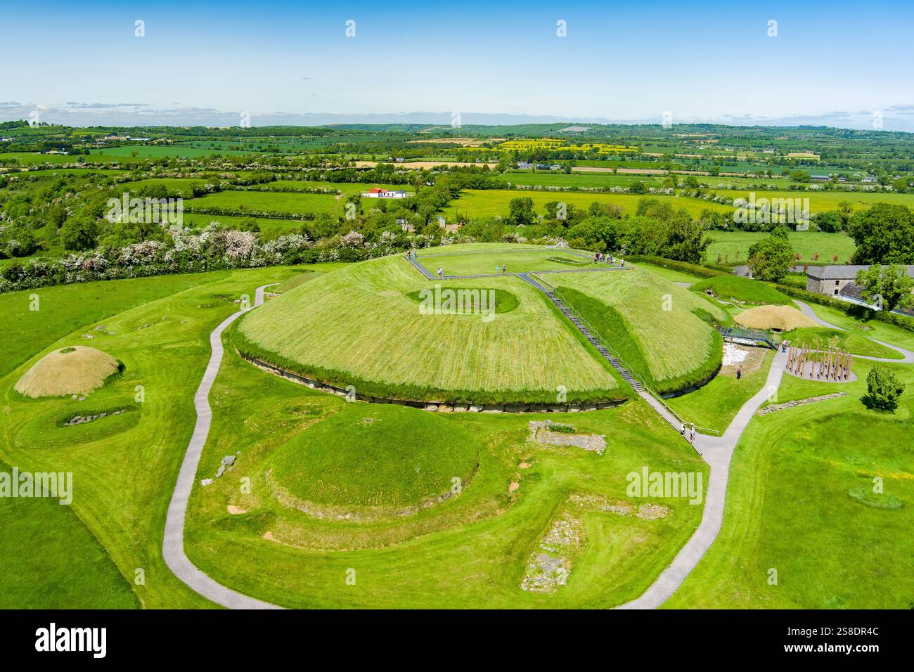 Vue aérienne de Knowth, le monument antique le plus grand et le plus remarquable d'Irlande. Tombes de passage préhistoriques spectaculaires, partie du patrimoine mondial Banque D'Images
