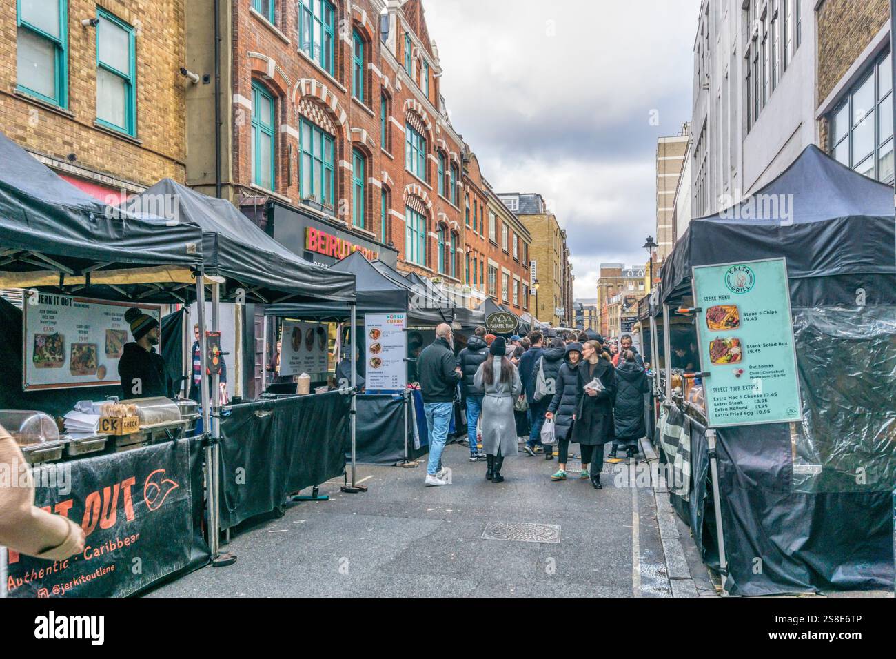 Stands de nourriture de rue au Leather Lane Market, Londres. Banque D'Images