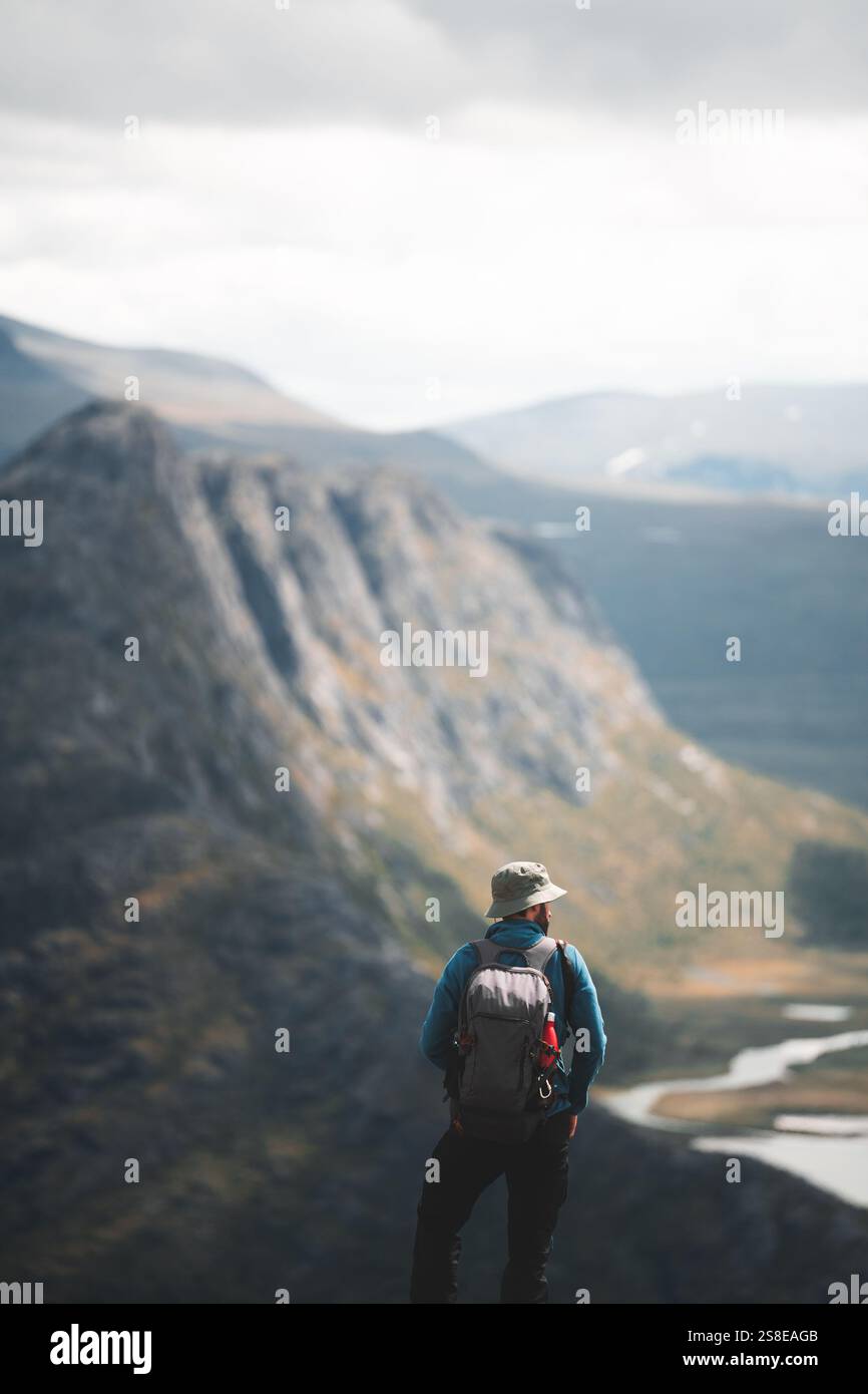Un randonneur solitaire avec un sac à dos regarde le paysage norvégien accidenté cette scène capture l'esprit d'aventure, d'exploration et la sérénité de n Banque D'Images