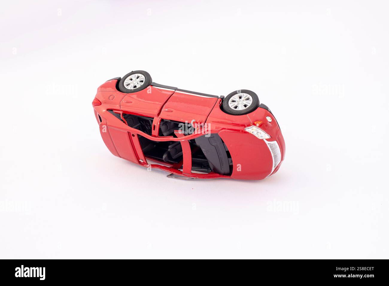 Voiture multisegment miniature endommagée dans un accident de la route Banque D'Images