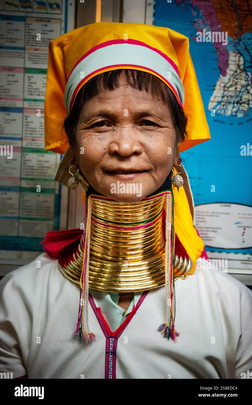 Portrait d'une femme girafe avec des anneaux de cou à Inle Lake, Birmanie, Myanmar Banque D'Images