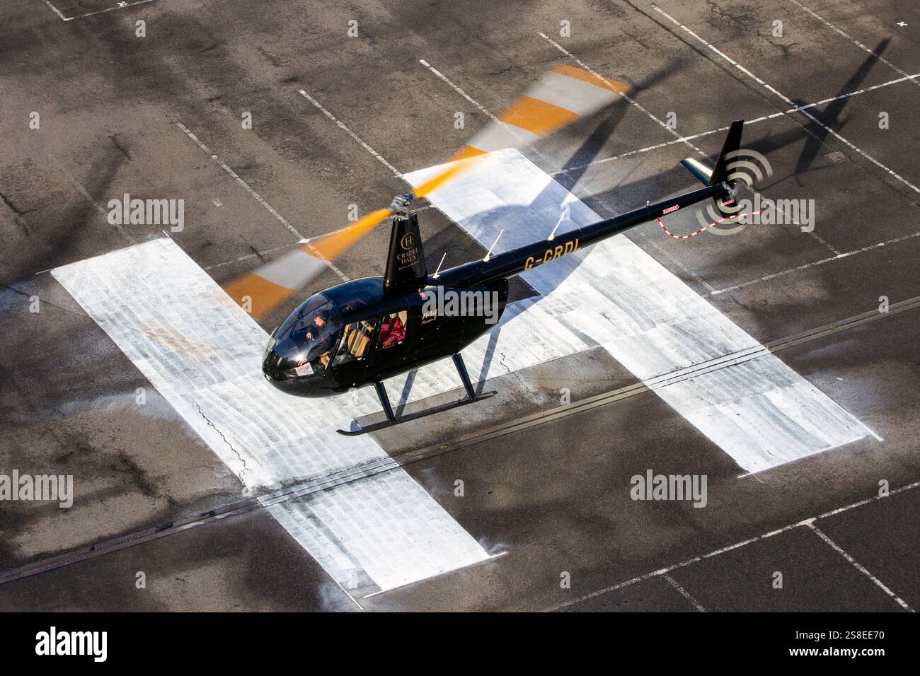 Hélicoptère Robinson R44 Raven II arrivant au European rotors 2024 au RAI Amsterdam Convention Centre. Amsterdam, pays-Bas - 2 novembre 2024 Banque D'Images