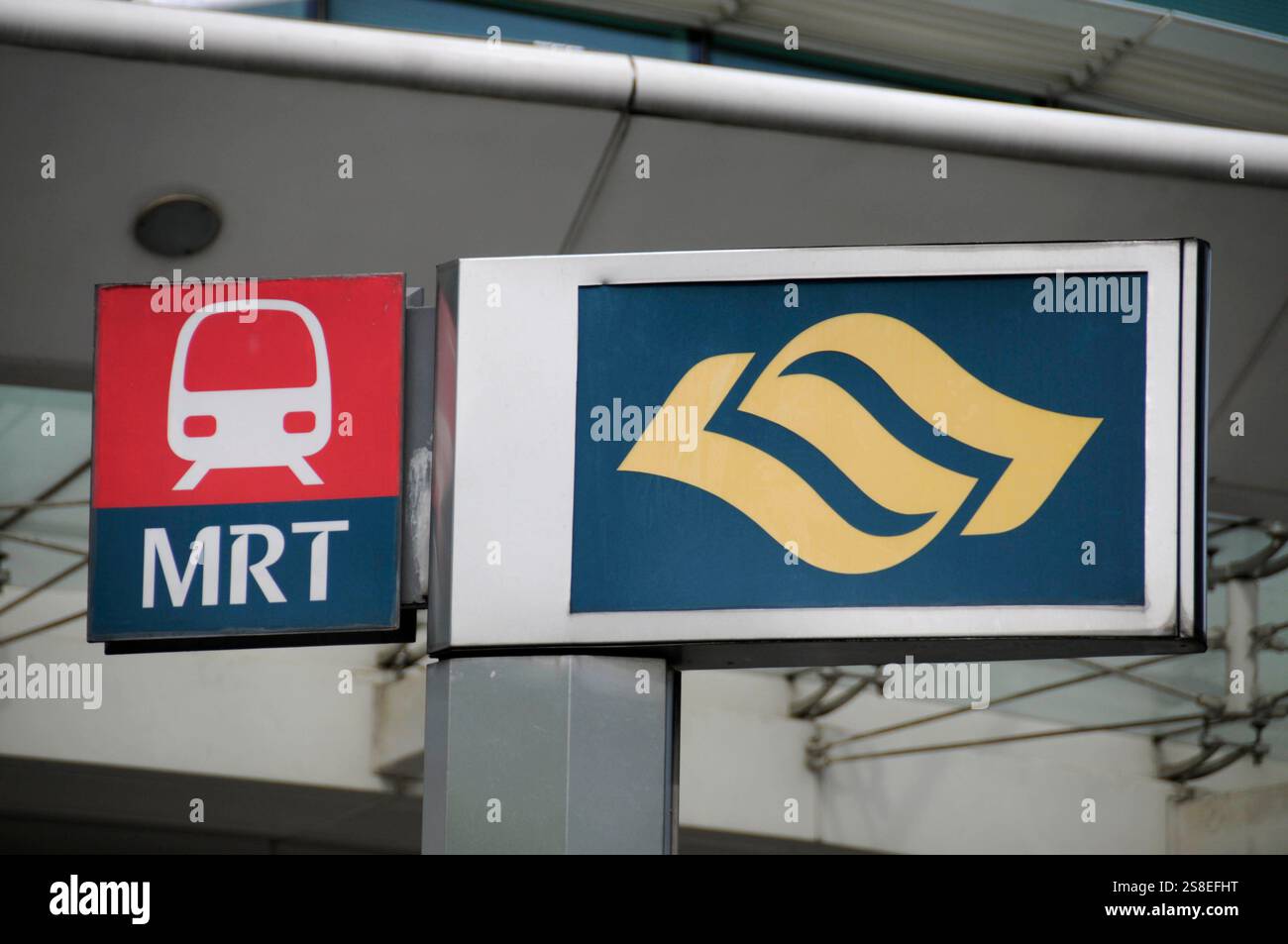 Logo ou signe du MRT ( Mass Rapid transit) à Singapour Banque D'Images