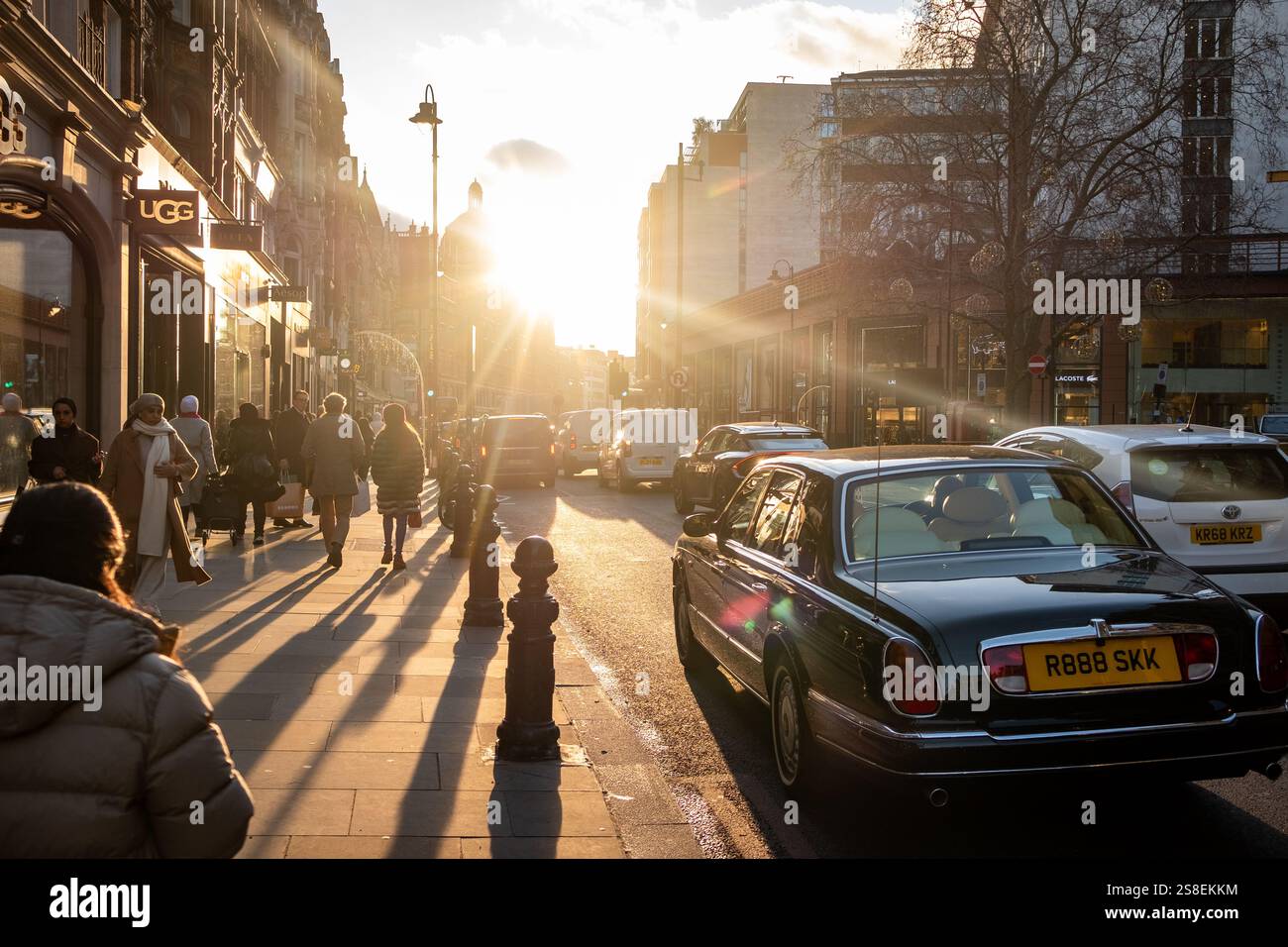 LONDRES - 7 JANVIER 2025 : vue sur Brompton Road à Knightsbridge, une rue haut de gamme de marques de mode et de magasins haut de gamme Banque D'Images