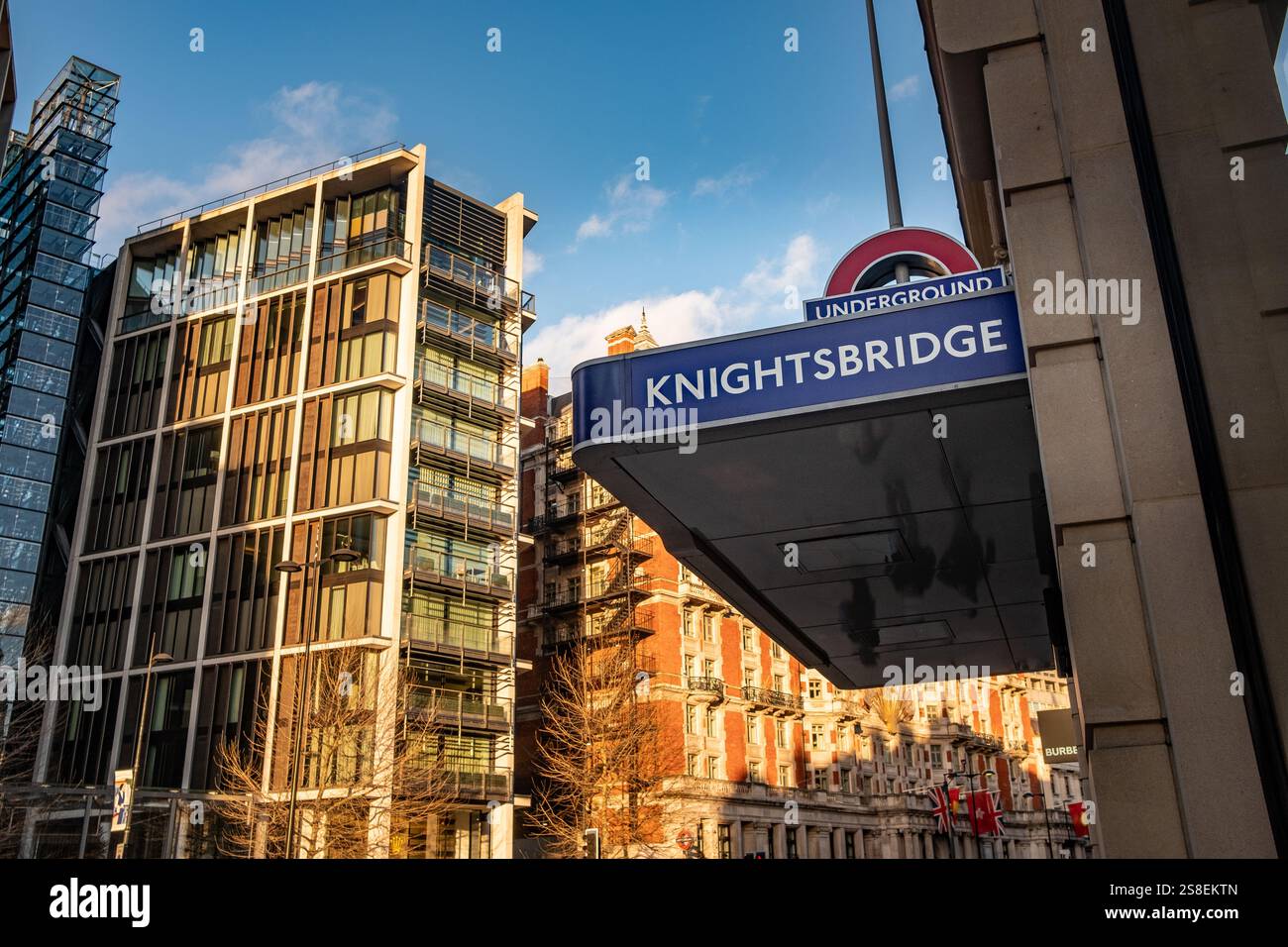 LONDRES - 7 JANVIER 2025 : station de métro Knightsbridge sur Brompton Street - quartier commerçant haut de gamme du SW1 de Londres Banque D'Images