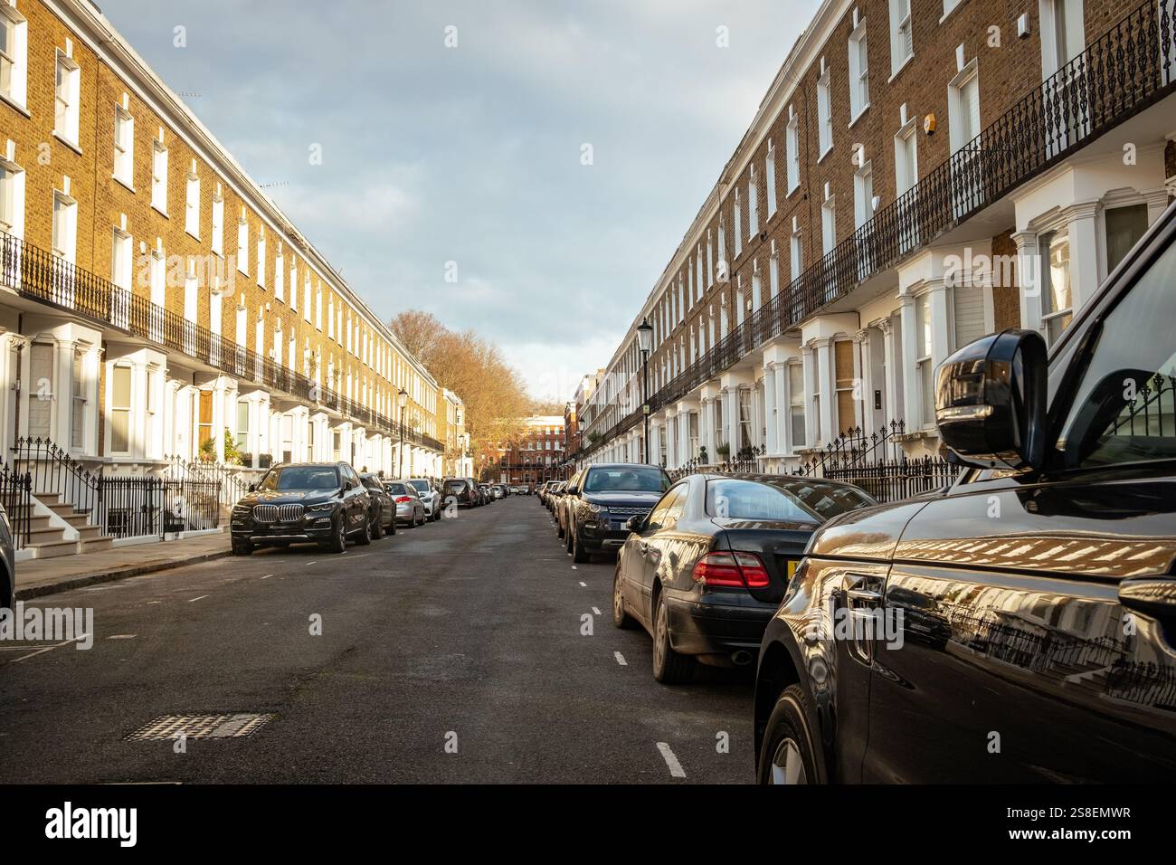 LONDRES- Rue des maisons mitoyennes haut de gamme dans le centre ouest de Londres avec parking sur la rue Banque D'Images