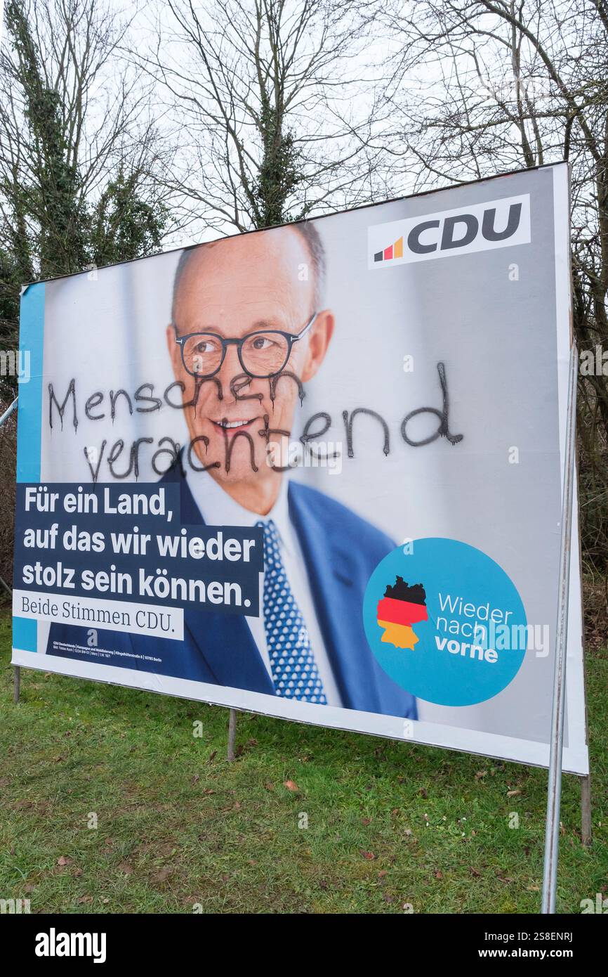 Affiches électorales à Pulheim pour l'élection du 21e Bundestag allemand le 23 février 2025 : CDU avec Friedrich Merz et le slogan peint à la bombe Banque D'Images