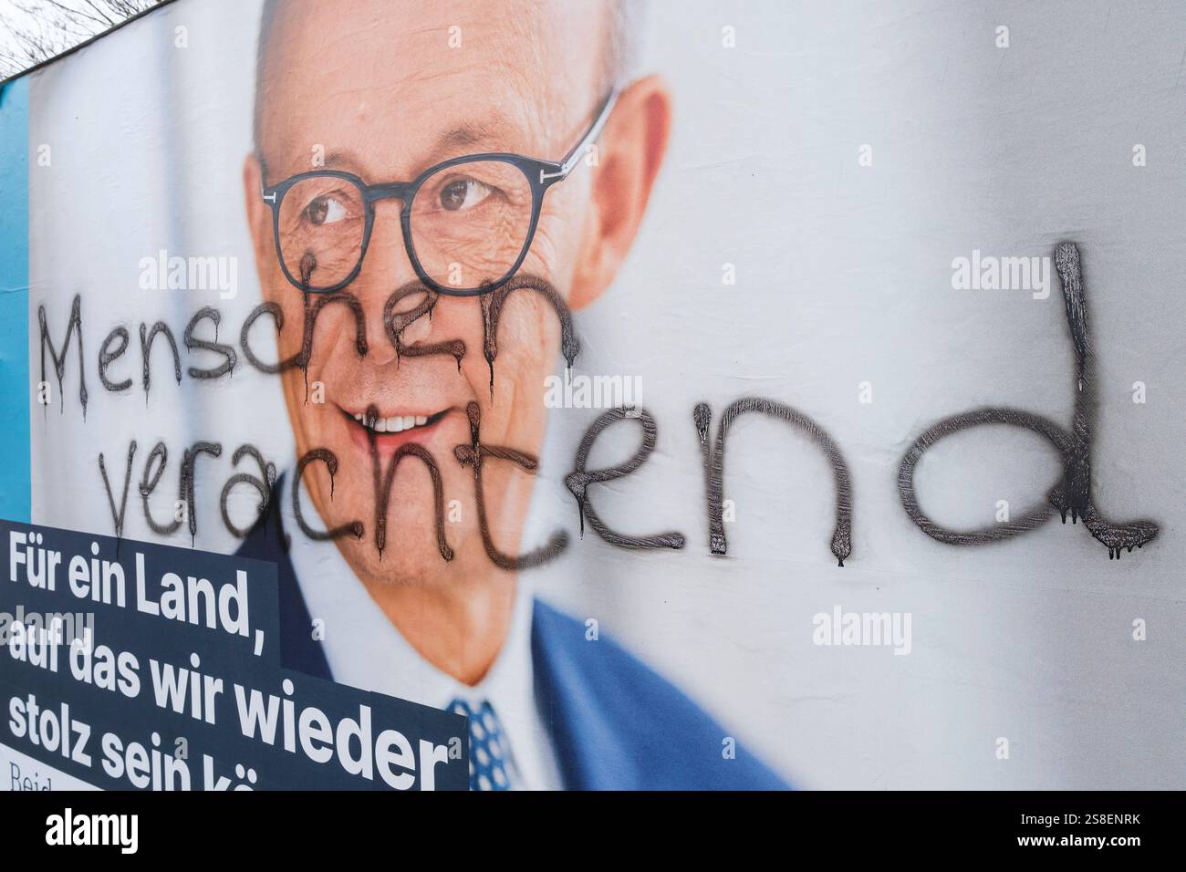 Affiches électorales à Pulheim pour l'élection du 21e Bundestag allemand le 23 février 2025 : CDU avec Friedrich Merz et le slogan peint à la bombe Banque D'Images