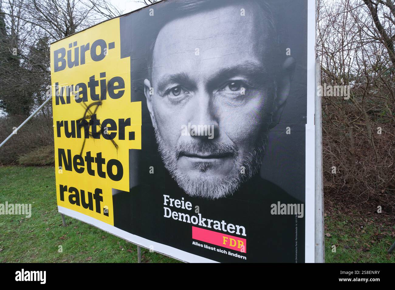 Affiches électorales à Berg. Gladbach pour l'élection du 21e Bundestag allemand le 23 février 2025. Affiche électorale du FDP avec Christian Lindner Banque D'Images