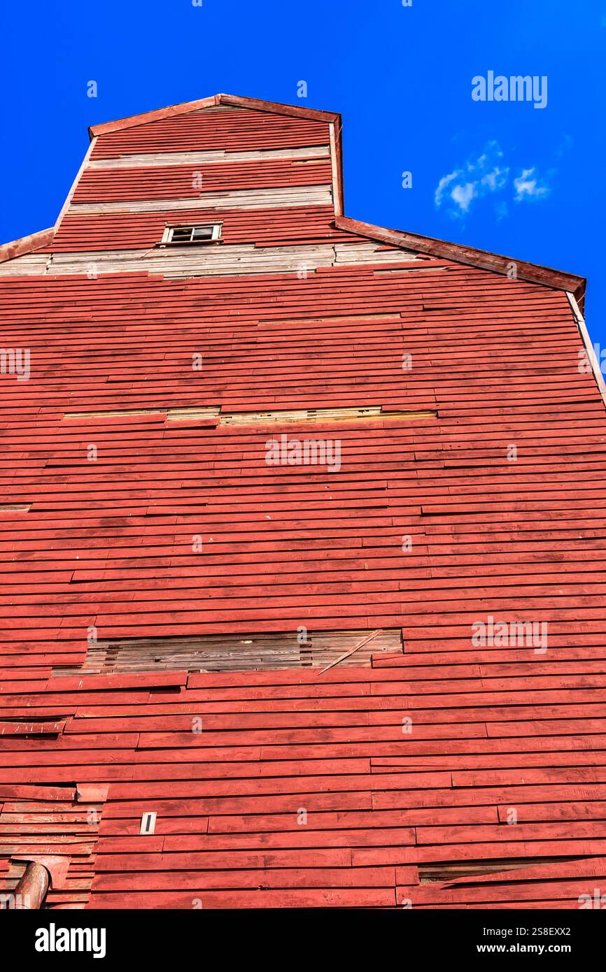 Un bâtiment rouge avec un toit blanc. Le bâtiment est vieux et a beaucoup de fissures Banque D'Images