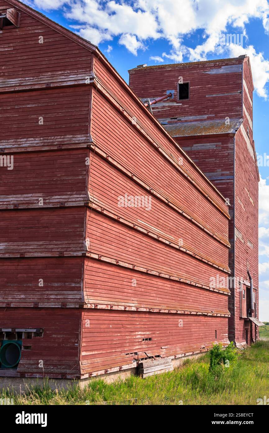 Un bâtiment en briques rouges avec un toit incliné. Le bâtiment est vieux et a un aspect rustique Banque D'Images